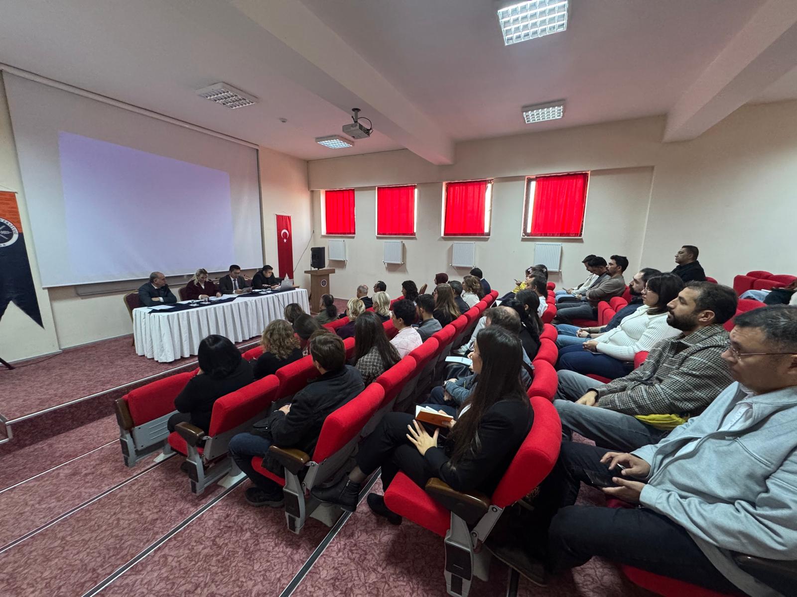 İnsani Bilimler ve Edebiyat Fakültesi Akademik Kurul Toplantısı, 19 Ekim tarihinde Kırmızı Salon'da Gerçekleştirildi.